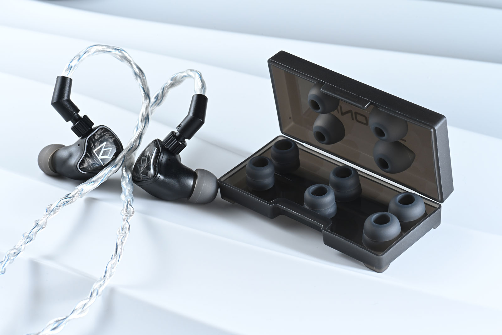 由聽力學博士 Dr. John 創辦的耳機品牌 Noble Audio，每款出品都各具特色，且有明確的目標群眾。像最新推出，首次選用全球最細小 xMEMS 單元型號 Cowell 的 IEM 耳機 XM-1，便專為追求便攜同時高音質的用家而設。採用了 USB-C 端子，且不用額外接駁 USB DAC 便可直駁手機聽歌，十分方便，而且聲音表現也有讓人一聽難忘的地方。