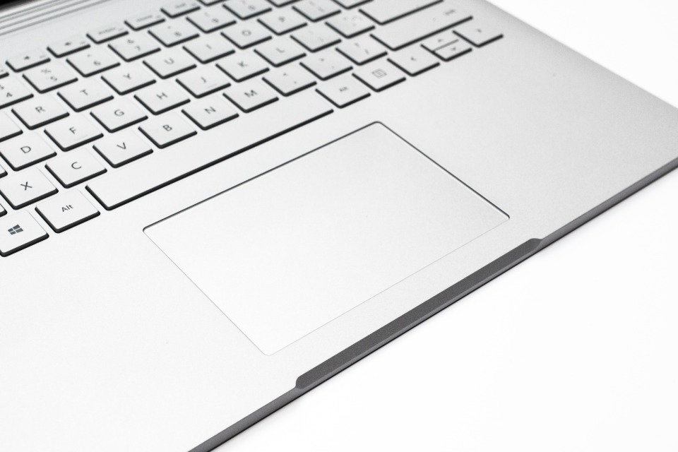 Surface Book 自從發佈以來獲得不少關注，今日在港舉行產品體驗會，明天（1 月 15 日）正式開賣。