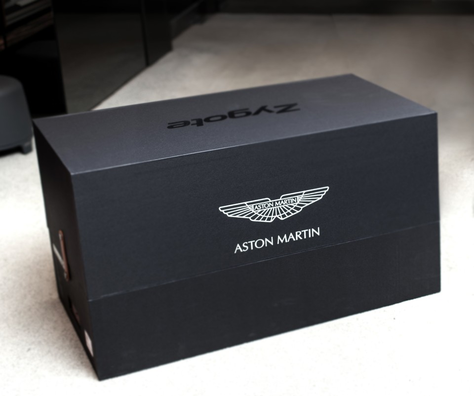 就算買不起動輒幾百萬的超級跑車，都應該會聽過英倫超跑 Aston Martin 的大名，即是最新電影《007：鬼影帝國》，James Bond 的專用坐駕！最近挪威音響品牌 Audiomoda 以 Aston Martin 旗號推出一款無線喇叭 Zygote，售價為 $28,000，即係用買「倒後鏡」嘅價錢，就能擁有一個有型有款嘅 Aston Martin 無線喇叭。