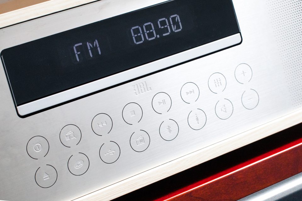 JBL 是美國著名喇叭製造商，近年在不同範疇推出產品，最近推出一款床頭音響一體機 MS401，不僅是一部 CD 機，還具備藍牙、FM 收音機，更可支援 RCA 輸入和 USB 直插播歌，且有鬧鐘功能的。體積只有 366 × 120 × 232mm，絕對是麻雀雖小，五臟俱全。