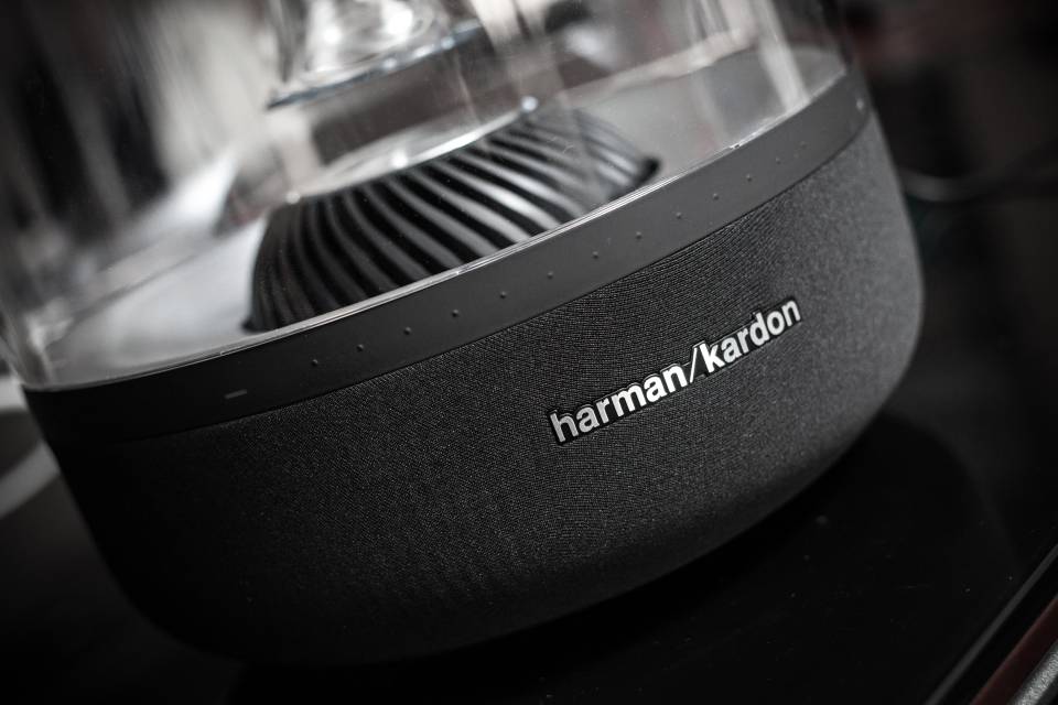美國品牌 Harman Kardon 的招牌水母喇叭系列，設計別出心裁，為家居增添美感。最新推出的 Aura Plus，同樣擁有水晶般清透的外殼，再加上純黑底座及採用觸感式操控，更會邊播邊著燈，絕對是時尚的家居擺設。