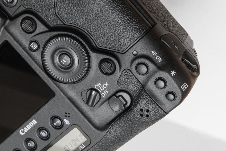 適逢奧運年的關係，Canon 和 Nikon 先後發表新一代旗艦 DSLR 機皇。Canon 的 EOS-1D X Mark II 於今日（4 月 19 日）正式在港發佈，跟 Nikon 的 D5 可謂兩強相遇。不過從數字上看，如 ISO 感光度、自動對焦點，EOS-1D X Mark II 被對手遠遠拋離，真係輸到連車尾燈都見唔到！但廠方強調 EOS-1D X Mark II 不是追求數字上的增長，而是講求性能表現。