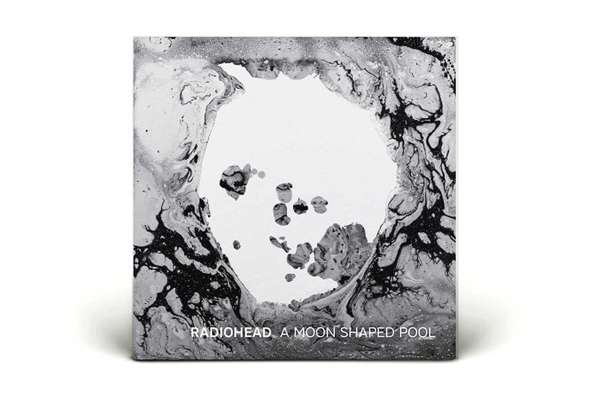 5 月 3 號推出首支單曲〈Burn the Witch〉，5 月 6 日第二主打〈Daydreaming〉接力，同時宣佈 5 月 7 日晚上 7 時（英國時間）推出全新專輯《A Moon Shaped Pool》，Radiohead 發表新專輯的方式永遠估你唔到。換句話說，新碟剛於香港時間深夜 2 點已有得聽，暫時只有「下載」和「串流」兩個途徑，如果有骨氣拒用自己方式，要依循以下辦法。