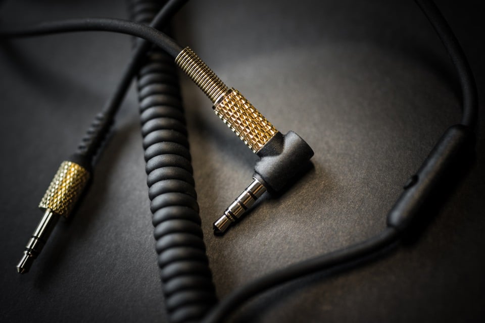 知名音響品牌 Marshall 自從踩過界玩埋耳機以來，其耳機產品一直有著良好口碑，經典獨特的造型，就算只掛在頸上已經覺得好有型、好有品味。最近為頭戴式耳機 Major II 追加藍牙連接功能，更方便用家拎出街使用。