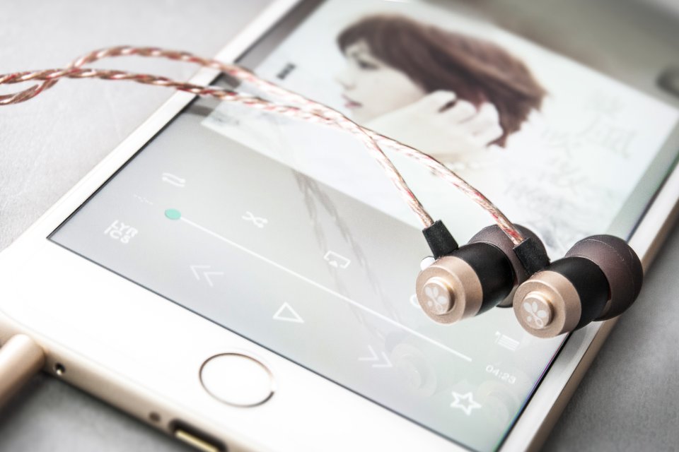 i.Tech 是專門推出藍牙耳機的品牌，但今次評測的是全新系列耳機 ProStereo L1，已獲得授權印上 Hi-Res Audio 認證，正式開始進軍高解析度音訊耳機市場。