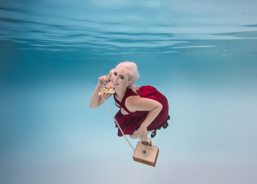 夏天又到，我哋平時游水、潛水可能都會想影下相、拍下片，不過無部防水相機、手機就唔成事。多得近年機仔的拍攝質素愈來愈好，令水底拍攝唔使太昂貴器材都可以影到靚相。不過要做到真正「水底攝影師」其實好有難度，來自美國的女攝影師 Jenna Martin 就影過好多水底人像，亦都分享過唔少佢嘅拍攝心得，究竟水底攝影其實有啲咩要求？