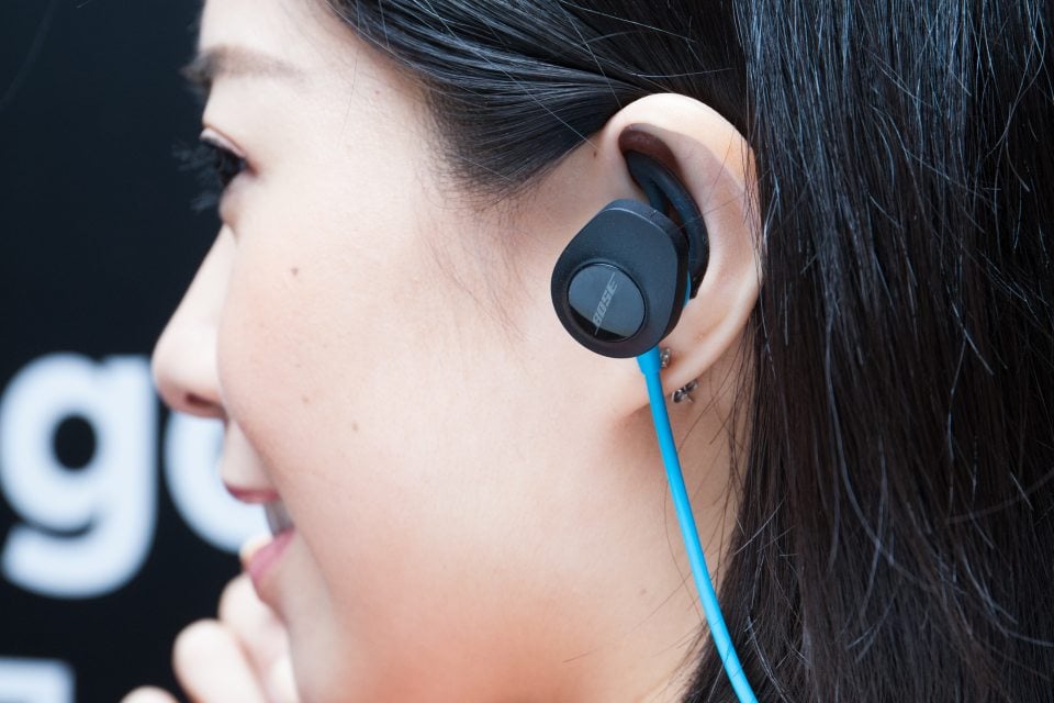 人人都跑步，近年已有不少掛頸式藍牙耳機應市。但 Bose 一直未有這類耳機產品，日前終於推出全新 SoundSport 無線耳機，雖然顯得有點姍姍來遲，但實際試玩後，尤其佩戴感的表現，不得不相信，慢工就會出細貨！而發佈會上亦同時展示了一系列無線耳機，其中一款較矚目的是 QuietComfort 35 消噪頭戴式耳機，追加藍牙連接後，到底音質又會如何呢？