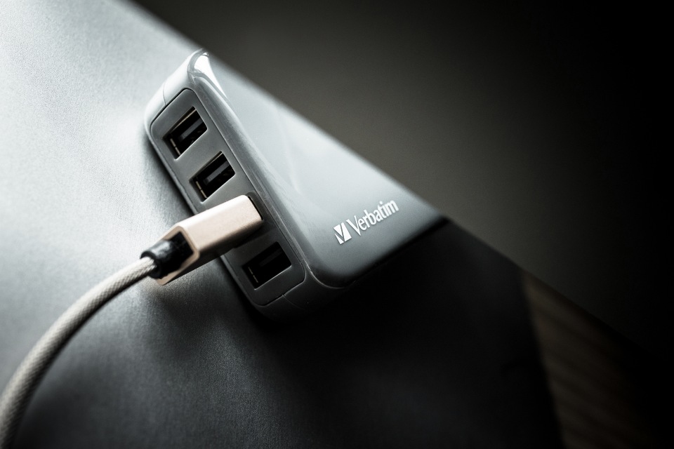 安全至上！　Verbatim 迷你 4 Ports USB 旅行充電插座