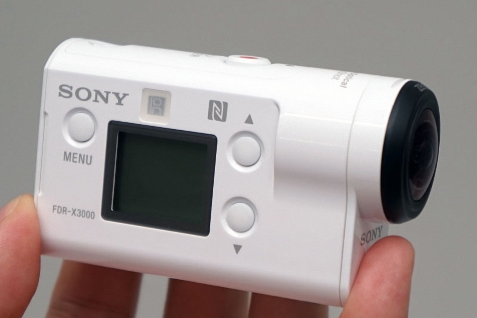 炎炎夏日，不少熱愛戶外活動的人都會買部 Action Cam，方便隨身攝錄。最近 Sony 推出全新 4K Action Cam──FDR-X3000，是去年 FDR-X1000V 的後繼機，引進新一代光學防手震技術，在 4K 拍攝和高速攝錄時，更有效地抑制相機晃動而造成影像模糊的情況。