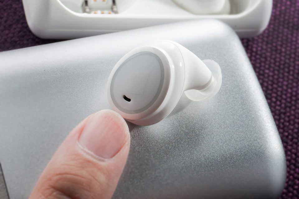 又有多一款真無線耳機抵港！德國品牌 Bragi 研發的 The Dash 真無線耳機，於 2014 年在 Kickstarter 成功集資，國外早已推出，好評如潮。最近，由品牌代理 LRT 引進來港，聲稱 The Dash 不單止是真無線耳機咁簡單，而是一款能夠戴上耳仔的 Hearables 微電腦智能耳機，講到咁架勢，真係想知你有幾犀利？
