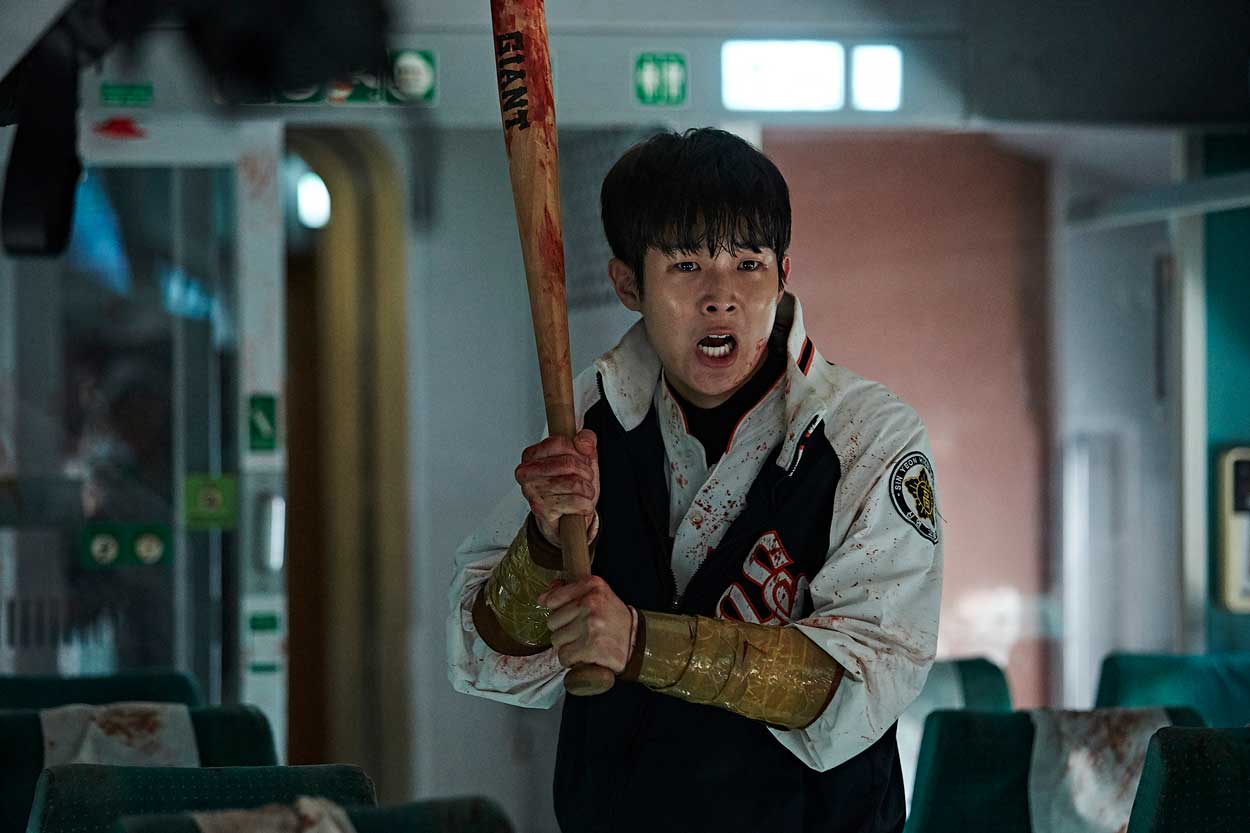 以喪屍為題材的電影一直有一班固定的觀眾，任你拍成點，只要夠喪夠癲夠多血，不愁沒有人看。未必能像視覺特效滿瀉的漫畫英雄電影那麼賣座，但論話題性卻可能一點不輸蝕。現在連韓國也要拍出一部《屍殺列車》，號稱是當地首部喪屍題材的災難大製作，早前影片在南韓本土上映，已打破韓國影史上最高開畫票房紀錄及單日票房紀錄，看來漫畫英雄也不夠喪屍鬥。