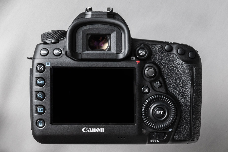 Canon 今日在全球同步公佈了旗下相當受歡的 5D 系列新一代機款 5D Mark IV，國外公佈的售價達到 $3,499 美元（約 $27,100 港元），香港發佈會上公佈的本地售價相當進取，只為 $25,480，平接近 $2,000。今代加入了 Dual Pixel RAW 功能，可以對景深及視角作少量微調，相當特別。