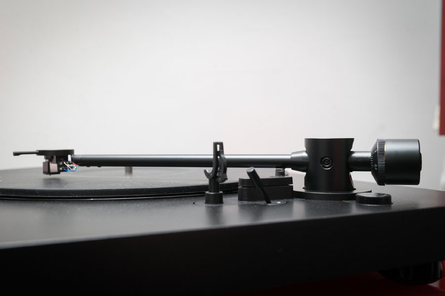黑膠唱盤不似一體化的 CD 機，本身就是通過機械結構配合放大電路來「出聲」，所以各種機械部件配合的準確性、運作時的穩定性都相當重要，適當的調校先至有靚聲的效果。