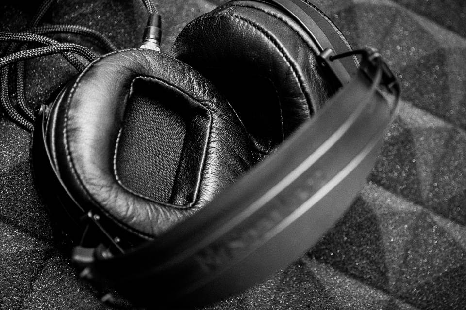 早前報導過 MrSpeakers 的 ETHER & ETHER C 平面震膜耳機，自推出以來一直大受好評，最近推出改良版，引入新研發的 TrueFlow 技術，筆者試玩過 demo 後，音質比起原版有明顯提升，跟大家分享一下這兩款新耳機有甚麼不同吧！