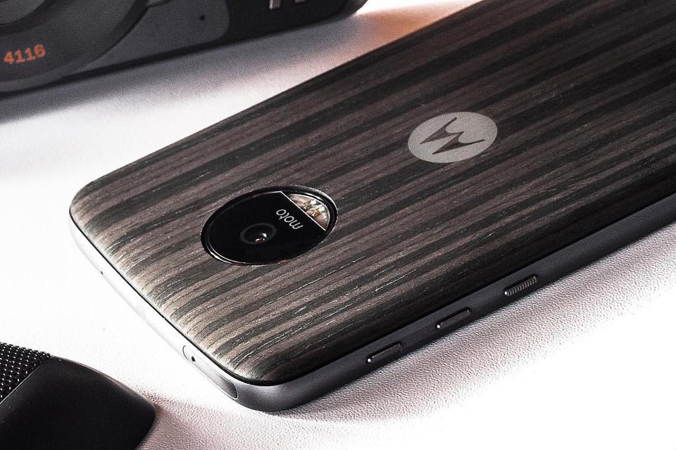 Motorola 旗艦智能手機 Moto Z，連同一系列可換模組 Moto Mods 正式在港推出。以磁石吸在手機背面，即可變成高倍速變焦相機、投影機或喇叭等等，可玩性相當高，而且非常方便！