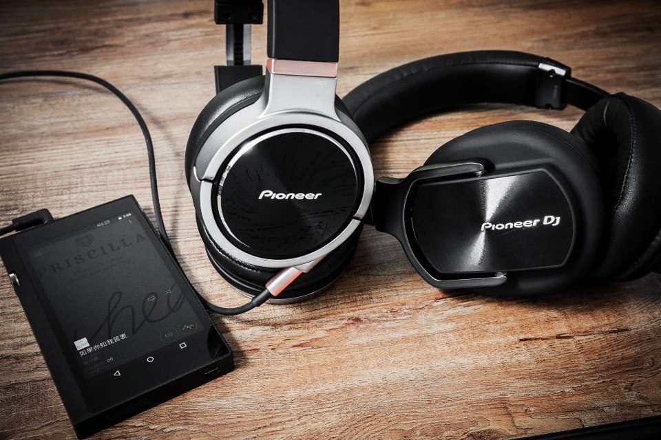 在 2014 年，Pioneer 把家用影音部門以交換股份形式出售予 Onkyo，但這次收購並不包含 Pioneer 的 DJ 器材、車用影音及導航產品。而其後將 DJ 業務賣給美國投資公司，成立公司獨自運作。Pioneer 和 Pioneer DJ 自從分拆為兩間公司打理後，各自推出耳機。Pioneer DJ 最近推出了一款專為錄音室而設的 HRM-6，而早前 Pioneer 亦有款 Hi-Res 耳機 SE-MHR5，兩款耳機同樣是千元級價位，到底聲音風格有何不同？聲音取向又如何呢？
