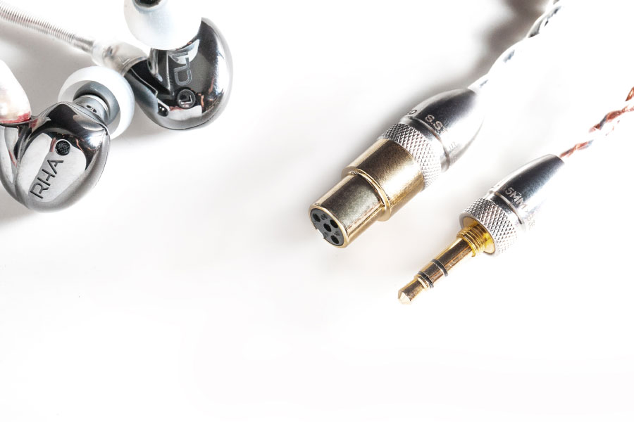 來自英國的耳機品牌 RHA 剛剛在香港公佈了全新旗艦耳機 CL1，採用了發燒級動圈和陶瓷板混合單元設計。同步登場的還有經過 3 年研發改良的全新 DAC 解碼連耳擴、便攜機款 Dacamp L1，可以組合成高阻抗、低底噪、多細節的靚聲聽歌方案。