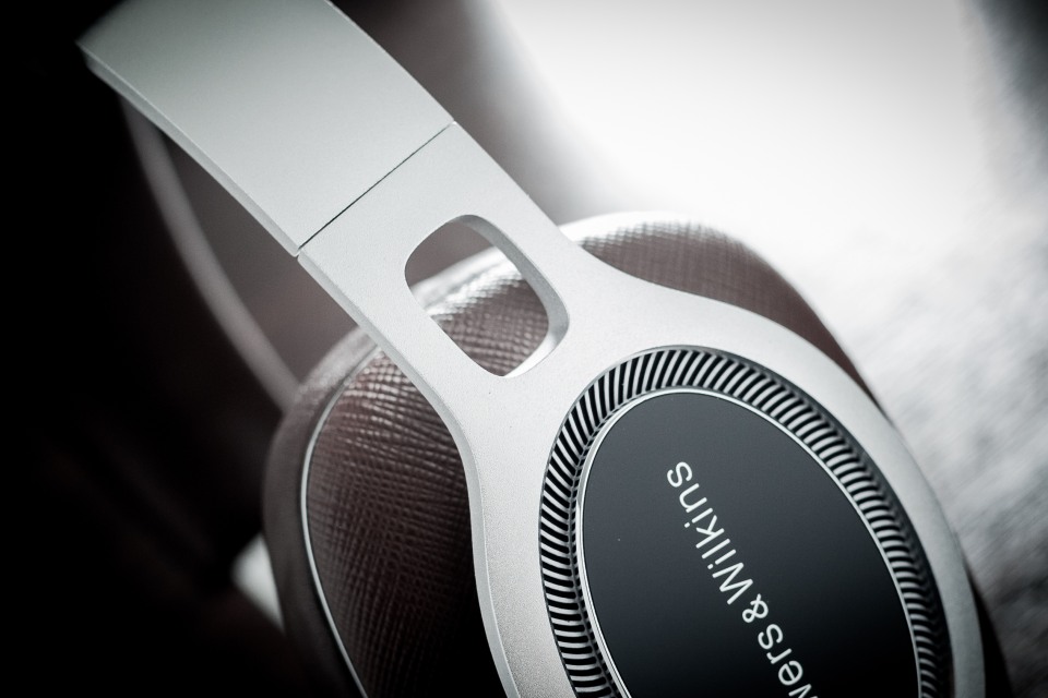 英國音響品牌 B&W 於 1966 年創辦，為了紀念品牌成立 50 周年而推出的 P9 Signature，耳機由 800 D3 鑽石系列喇叭的設計團隊親自操刀，結合了多年頂尖聲學技術，加上奢華皮革設計，裡裡外外都透著很強的工藝性。