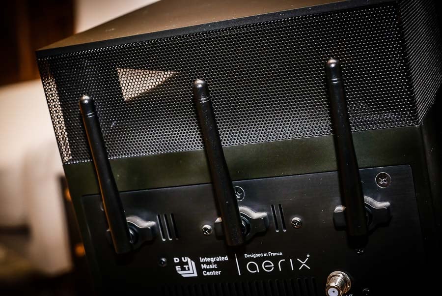 Aerix DUET 這款設計獨特的微型音響兼喇叭剛剛抵港，將會在 12 月中正式發售。雖然組件由德國製，不過功能設計就交由法國團隊包辦，所以外形都幾簡約獨特。有齊 CD、藍牙同 Wi-Fi 功能，無線串流音樂播放都方便，配合 360 度發聲，既可裝飾又可播歌。