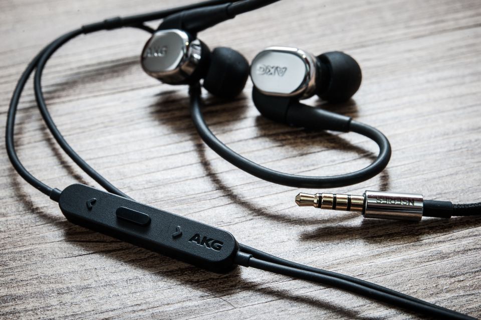 奧地利品牌 AKG 推出的大耳筒向來深受 Head-Fi 玩家歡迎，而入耳式的代表很多人都會想到 K3003 圈鐵耳機，有一定的江湖地位。今次評測的 NSERIES N40，既是 N20 升級型號，亦可說是 K3003 的親民版，同樣是圈鐵混合式設計，加上可以更換耳機線及聲音濾片，相當具吸引力。