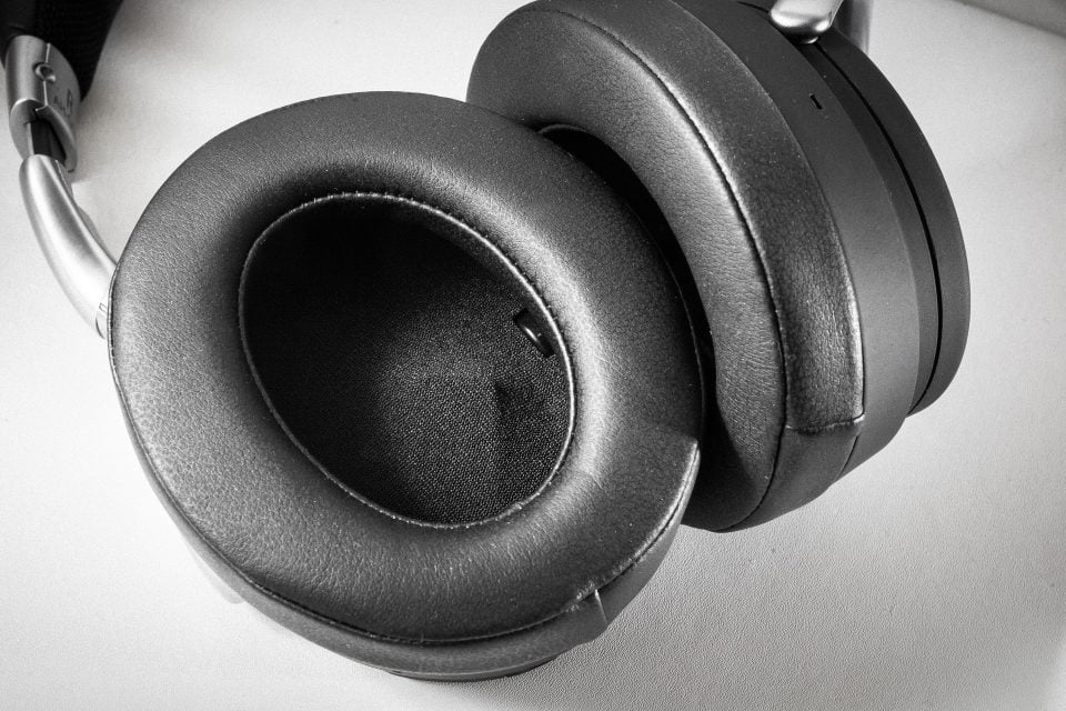 手機聽歌已經相當普遍，就算自家音樂庫藏量不夠，亦可使用網上串流音樂服務，毋須擔心無歌聽了！近年很多耳機都有一個共通點，就是非常易推，直駁手機聽歌絕對無問題。日本音響品牌 Denon 早年已大舉進軍耳機市場，最新推出的 AH-GC20 頭戴式和 AH-C620R 入耳式，分別支援藍牙連接和設有線控功能。