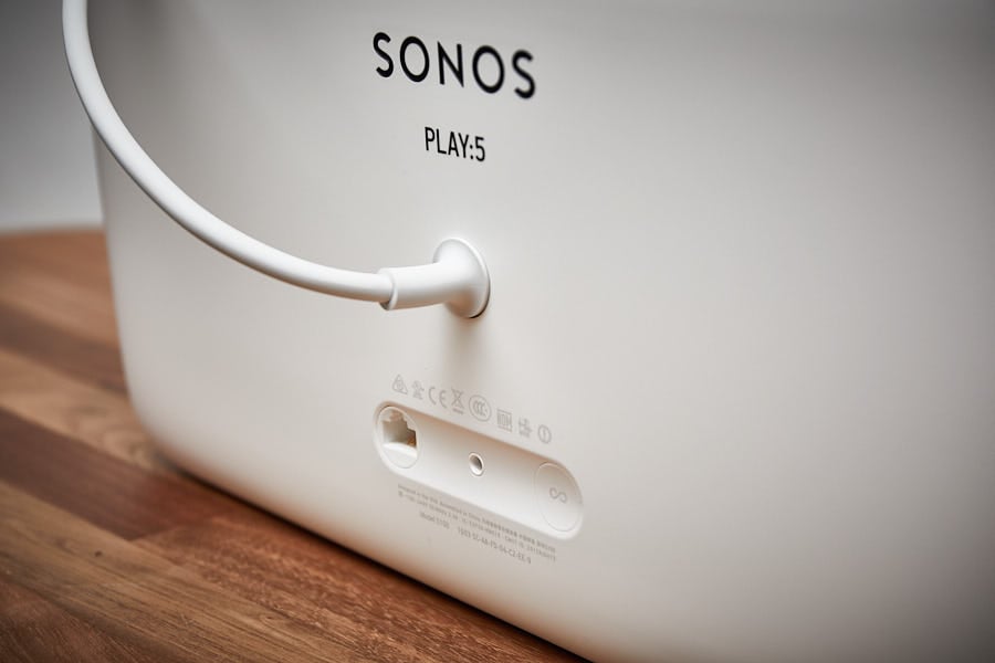Sonos 作為其中一個最早推出無線網絡喇叭及音響的美國品牌，在歐美地區一直相當受歡迎。主打簡約、無線、multi-room 及高音質，一部手機、一部電腦就可以方便地任意操控房間內的喇叭播歌。早幾年 Sonos 打入內地市場，不過香港就比較難買到 Sonos 的產品，最近 Sonos 正式進駐 Apple Store，香港的分店都可以方便地買到 Sonos 的喇叭了。