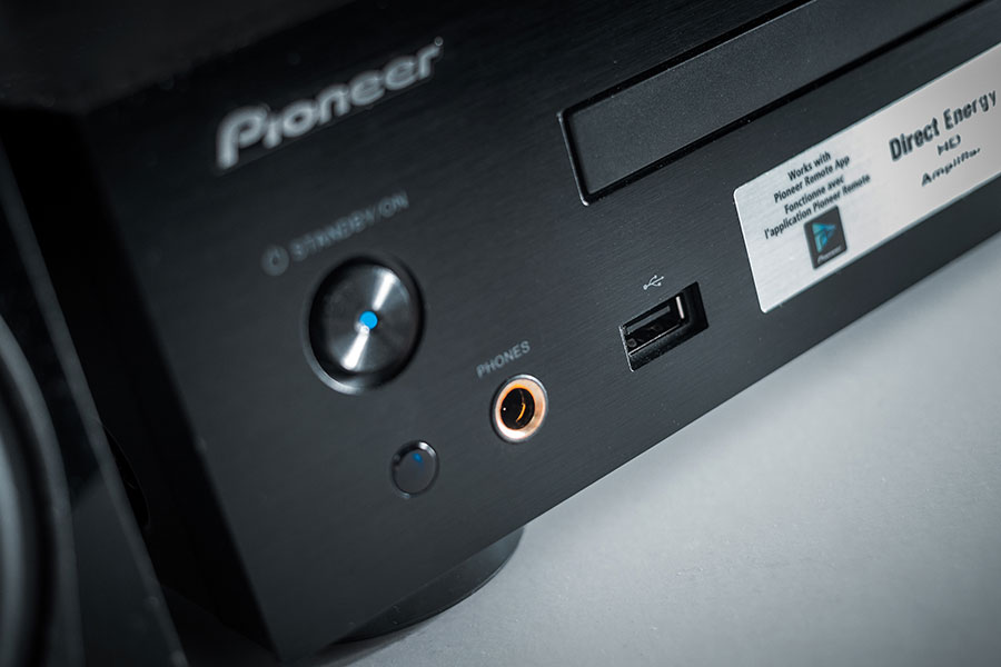 Pioneer 剛剛推出的 NC-50DAB 是一款幾特別的「播放機」，CD 連擴音機功能的機款市面上都有不少，不過 NC-50DAB 仲提供了網絡串流、藍牙、DAB 收音機、USB 播放以及 Phono 放大，一部機就做到幾部機的功能，基本上駁對喇叭就玩得。多合一機款使用上的確好方便，不過音質方面又係點？今次同大家試下。