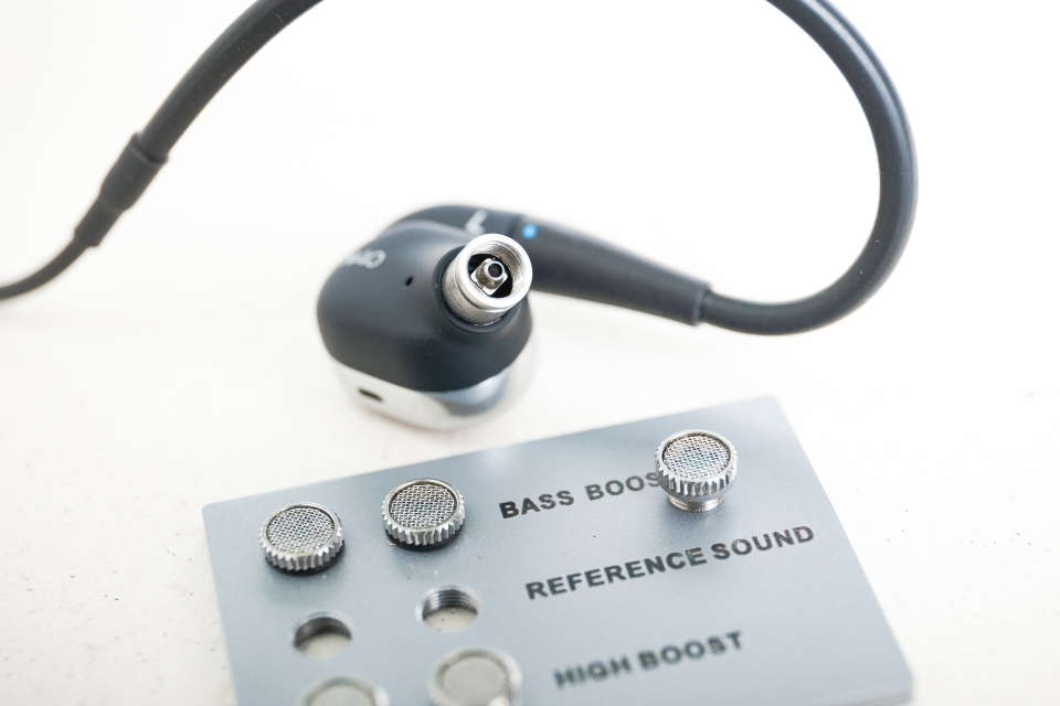 現時不少耳機迷都喜愛用可換線的耳機，因可隨時換上心水升級線玩調聲。今次挑選了 6 款 MMCX 換線耳機並分享一下聽後感，讓大家可作參考，在購買前先了解一下。