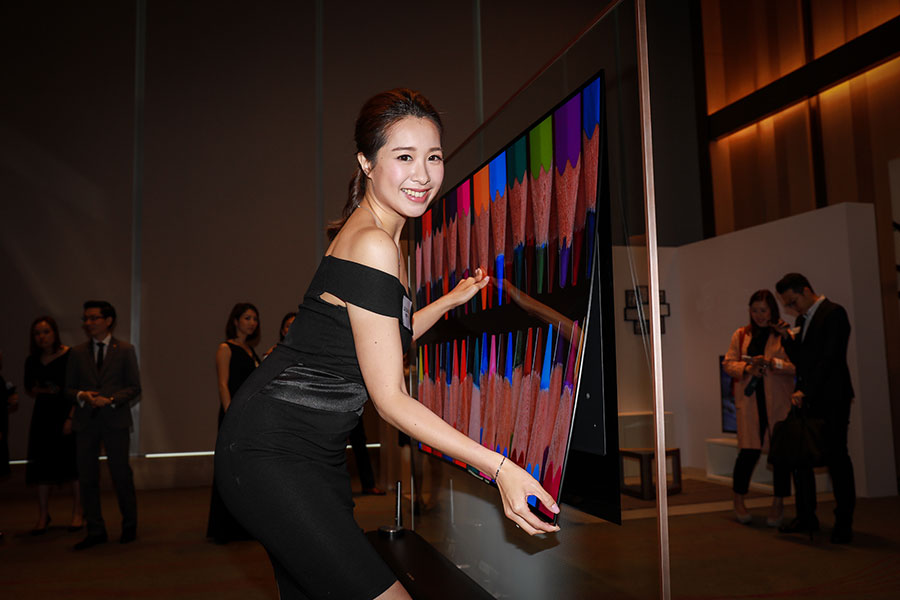 LG 今年繼續力推 OLED TV，而且技術方面再有新突破，今次在香港推出的 SIGNATURE 系列 OLED TV W7 機身厚度只有 3.85mm，掛牆擺放猶如貼牆紙一般，但就提供 4K HDR 的超逼真畫面。發佈會現場仲有得試埋配套的 4.2 聲道 Dolby Atmos Soundbar，究竟整體畫質效果有幾好？今次就即場試下。