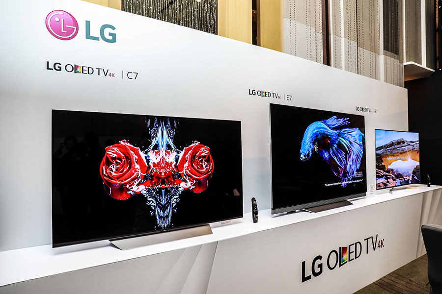 LG 今年繼續力推 OLED TV，而且技術方面再有新突破，今次在香港推出的 SIGNATURE 系列 OLED TV W7 機身厚度只有 3.85mm，掛牆擺放猶如貼牆紙一般，但就提供 4K HDR 的超逼真畫面。發佈會現場仲有得試埋配套的 4.2 聲道 Dolby Atmos Soundbar，究竟整體畫質效果有幾好？今次就即場試下。