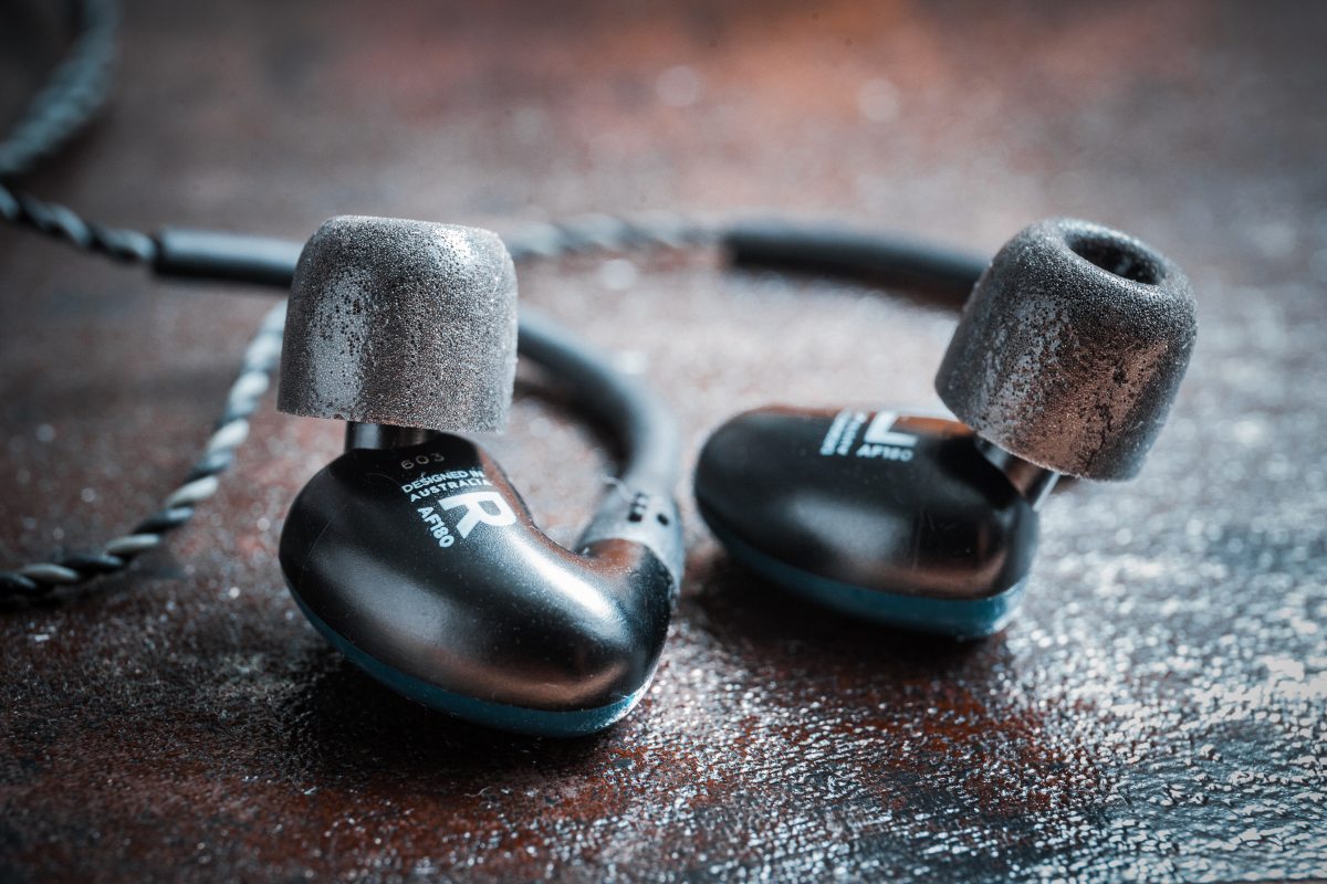 雖然澳洲耳機品牌 Audiofly 成立至今只有 6 年時間，但在 Head-Fi 界已有一定知名度。當中的 AF180 較為矚目，更可說是品牌的成名作，每邊設有 4 個動鐵單元設計，其賣點是相當容易推動，直駁手機都能發揮耳機應有的水準。