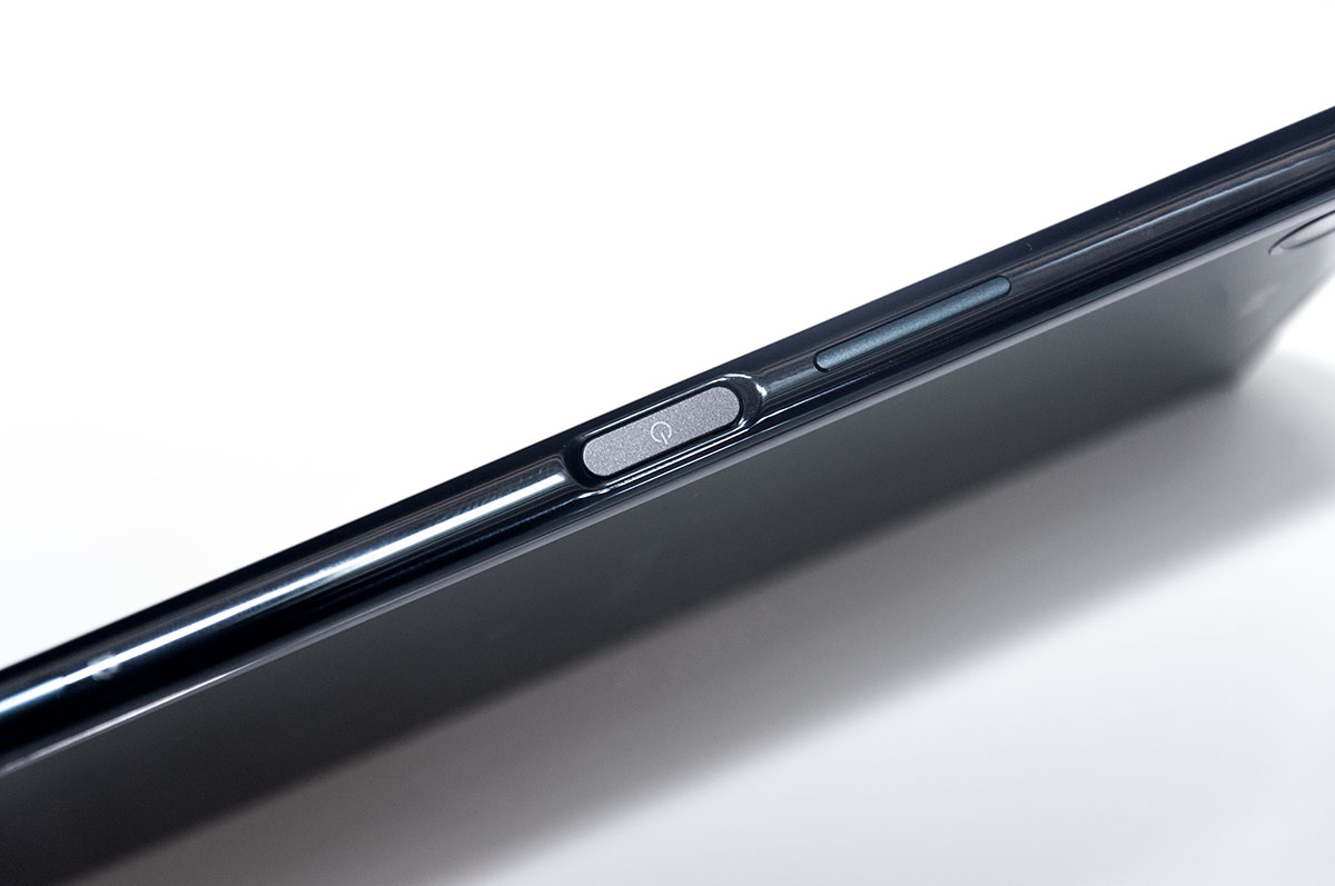 Sony Mobile 曾在 MWC 2017 展覽上展示過 XZ 一系列智能手機，早前已推出了 Xperia XZs 及 Xperia XA1，壓軸登場的是今年重點手機 Xperia XZ Premium，不僅搭載 4K HDR 屏幕，同時配備 Motion Eye 相機，支援每秒 960 格慢動作攝錄。以 $6,000 有找的定價也算抵玩，香港為全球首發地區之一，並於 5 月 26 日正式開賣。