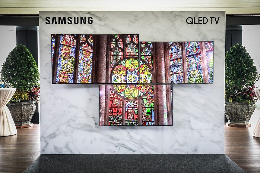 雖然 Sony、Panasonic 等品牌今年都開始推出 OLED 電視，不過 Samsung 依然堅守其 LED TV 陣線，今次推出的 QLED TV Q7F 及 Q8C 系列將量子點技術再改進，新面板設計可以顯示到 100% DCI-P3 色域，理論上可以完全重現到電影影碟的所有色彩，加上比 OLED 更高的亮度以及動態範圍，今年新機在畫面方面繼續有提升。