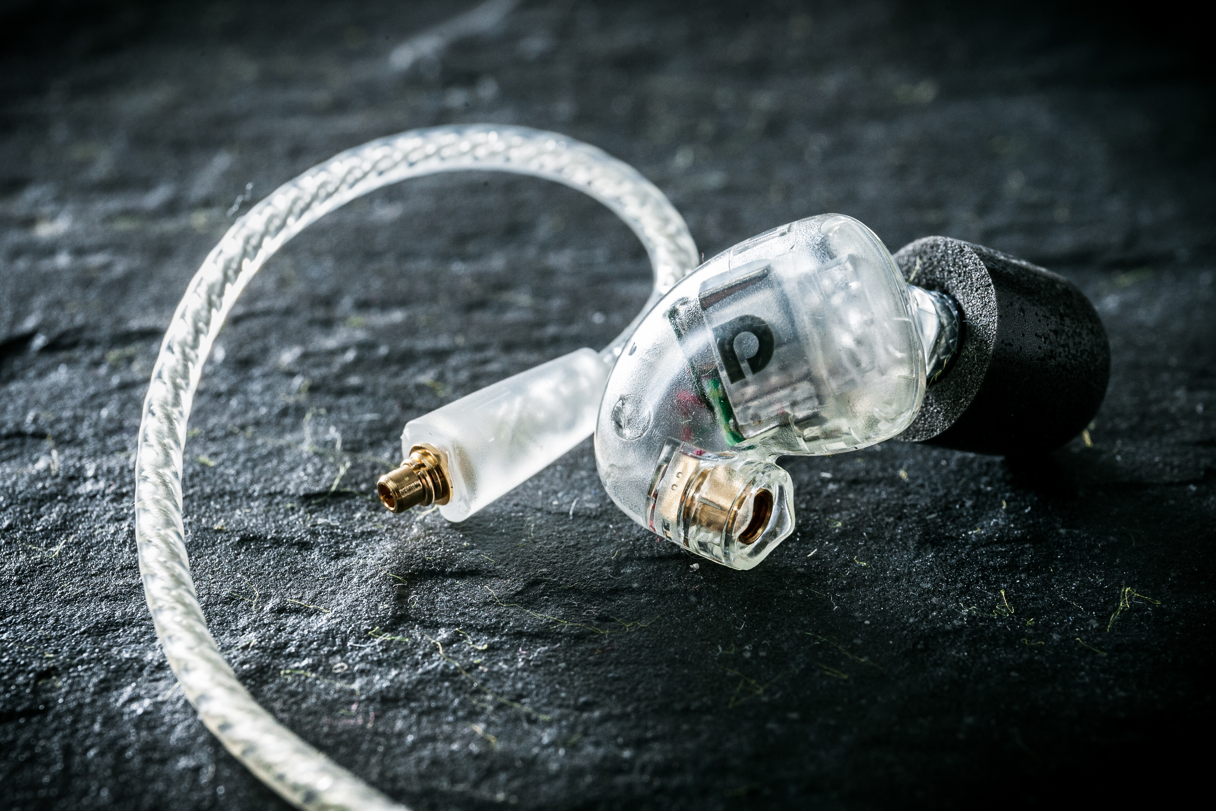 澳洲耳機品牌 Audiofly 雖則名氣不大，但旗下耳機產品向來以高質素見稱，在 Head-Fi 界早已有不少支持者。今次評測的是旗艦之作 AF1120，與之前 AF180 相比，每邊的動鐵單元由 4 個增至 6 個，音質能否大幅提升呢？單元更多會否變得難推呢？