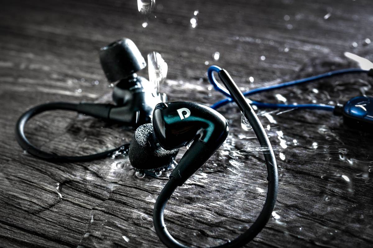 澳洲耳機品牌 Audiofly 推出旗下首款藍牙耳機 AF100W，顧名思義是以 AF100 作為藍本，追加藍牙功能和支援 IPX4 防水等級。AF100W 繼承了品牌一貫輕身的特點，戴住耳機做運動，完全沒有任何負重感。
