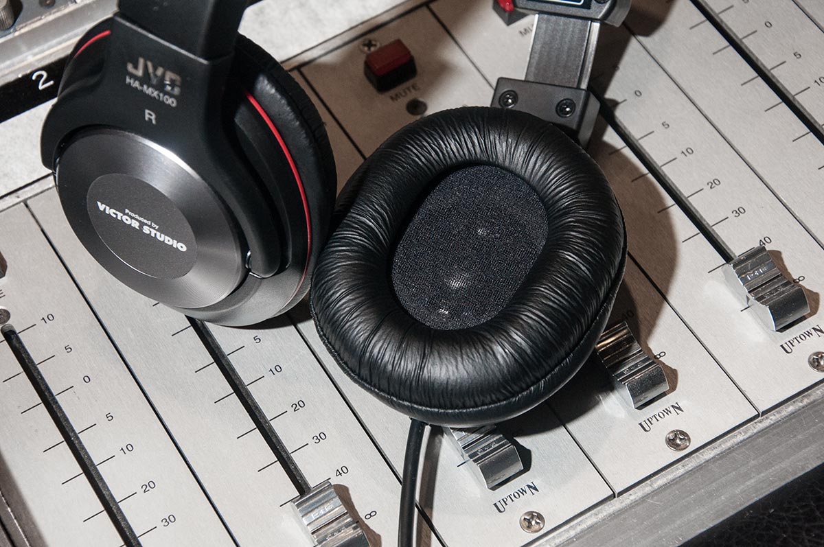 繼 2011 年推出監聽耳機 HA-MX10，事隔 6 年，JVC 再度與日本著名錄音室 Victor Studio 合作推出 HA-MX100-Z 專業監聽耳機。香港成為日本以外首發地區，而價錢亦比上代更便宜，只售 $1,880，非常吸引！