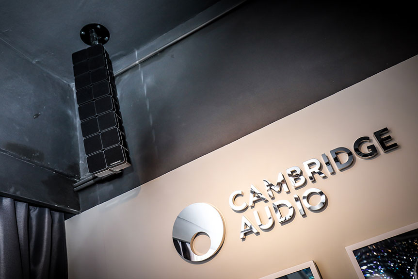 Cambridge Audio 一向在香港都有不少 fans，以往品牌由代理經營，雖然有得配搭其他不同品牌的器材試機，不過有時未必個個用家想試的型號都有齊。而家 Cambridge Audio 由香港分公司自己經營，全新體驗中心亦剛剛在荃灣正式開幕，這個「British Sound Experience Center」有齊 Cambridge Audio 現時最新的 CXN、CXU 播放器、擴音機等器材可以試聽，加上本身舒適的環境同設計，可以用 Cambridge Audio 的器材悠閒地聽吓歌，消磨一個下午，應該都幾享受！