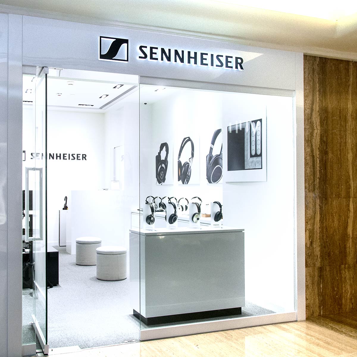 超過 70 年歷史的 Sennheiser，已是無人不識的耳機品牌。最近在香港、台灣等地開設專門店，讓 Sennheiser的 fans 能更容易接觸到品牌產品。於上月在尖沙咀半島酒店的 The Peninsula Arcade 正式開設首間專門店，在店內放置了價值 5 萬歐元的 Sennheiser HE 1，毋須提早預約，walk in 就可以任玩任試。