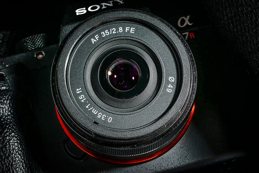 近年副廠鏡頭入面，Samyang 可算是做得最風生水起的其中一個品牌。由一直以來的手動定焦鏡，到最近開始為 Sony 全片幅 E-mount 推出的自動對焦鏡頭，都有好高的性價比。今次的 AF 35mm F2.8 FE 是繼 AF 50mm F1.4 FE 及 AF 14mm F2.8 FE 之後的第三款 AF（Auto-Focus）FE（Full-Frame E-mount）鏡頭。35mm 的小廣角焦段，用來「掃街」拍攝一流，今次就真的帶住佢街拍一下，睇下效果如何。