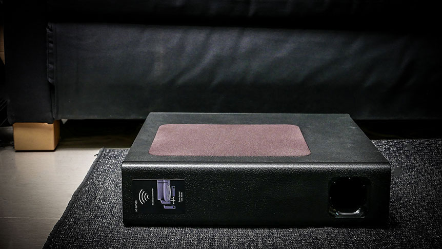 講起 Soundbar，大家印象中可能體型都比較大、長度同電視差不多，有額外超低音的話就是一個長方形柱體；Sony 早前推出的 HT-MT500 就是一套比較特別的 Soundbar 組合。Soundbar 主機比較短身小巧、方便在窄小空間都可以擺放，而扁身的超低音喇叭除了直擺之外，更加可以打平擺放入櫈底或者梳化底，營造更「貼身」的低音，到底這種設計實際表現如何？今次就同大家試下。