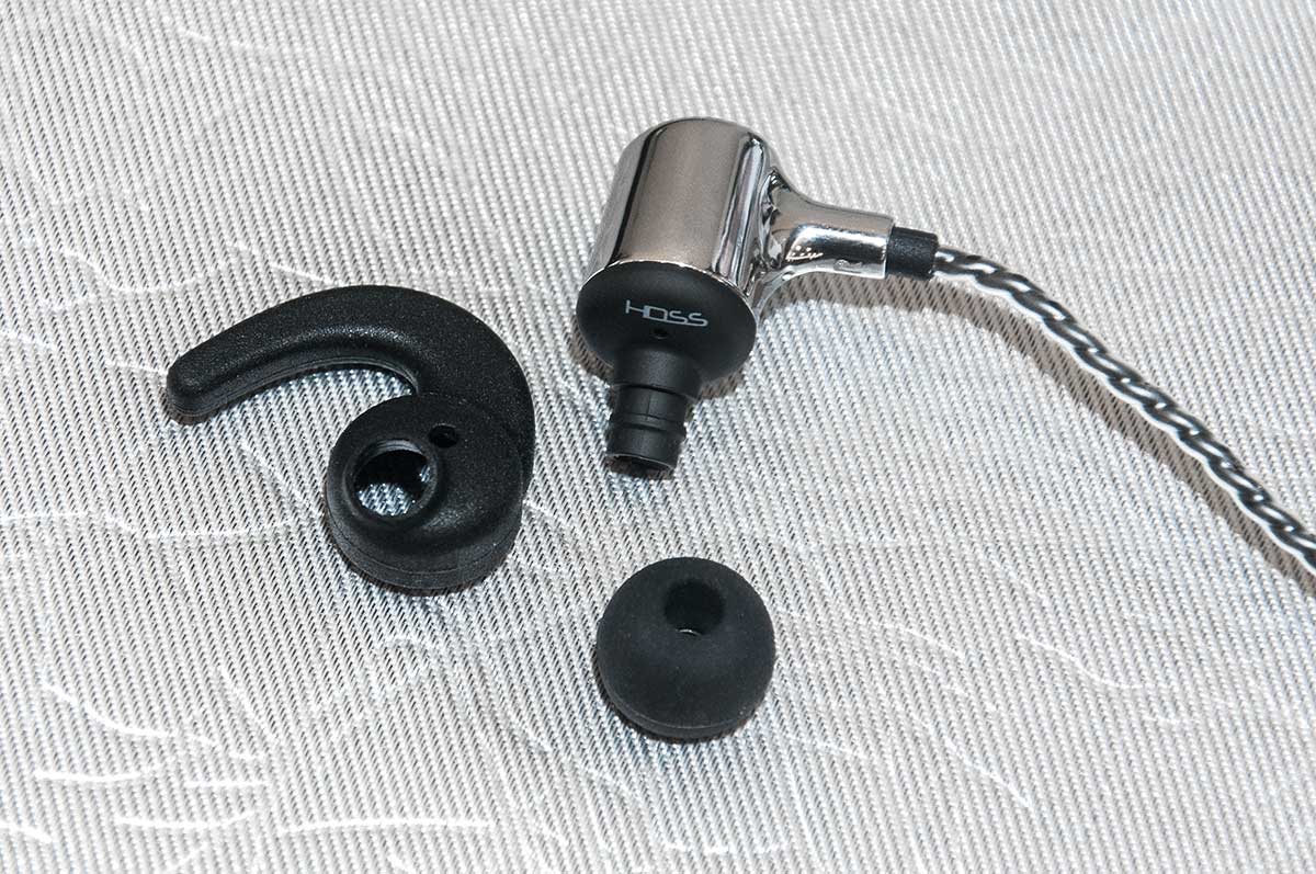 去年 11 月在日本成立的耳機品牌 Nuarl，耳機充滿日系風格，以簡約、輕巧為主要設計概念。而聲音表現主張 Natural（自然）及 Neutral（中性）。最近大昌影音成為了 Nuarl 代理，並正式在香港發售，並推出一系列耳機，當中最吸引的 NX01A 是全球首款採用 HDSS 專有技術的 Hi-Res 耳機，千元有找，音質有驚喜！