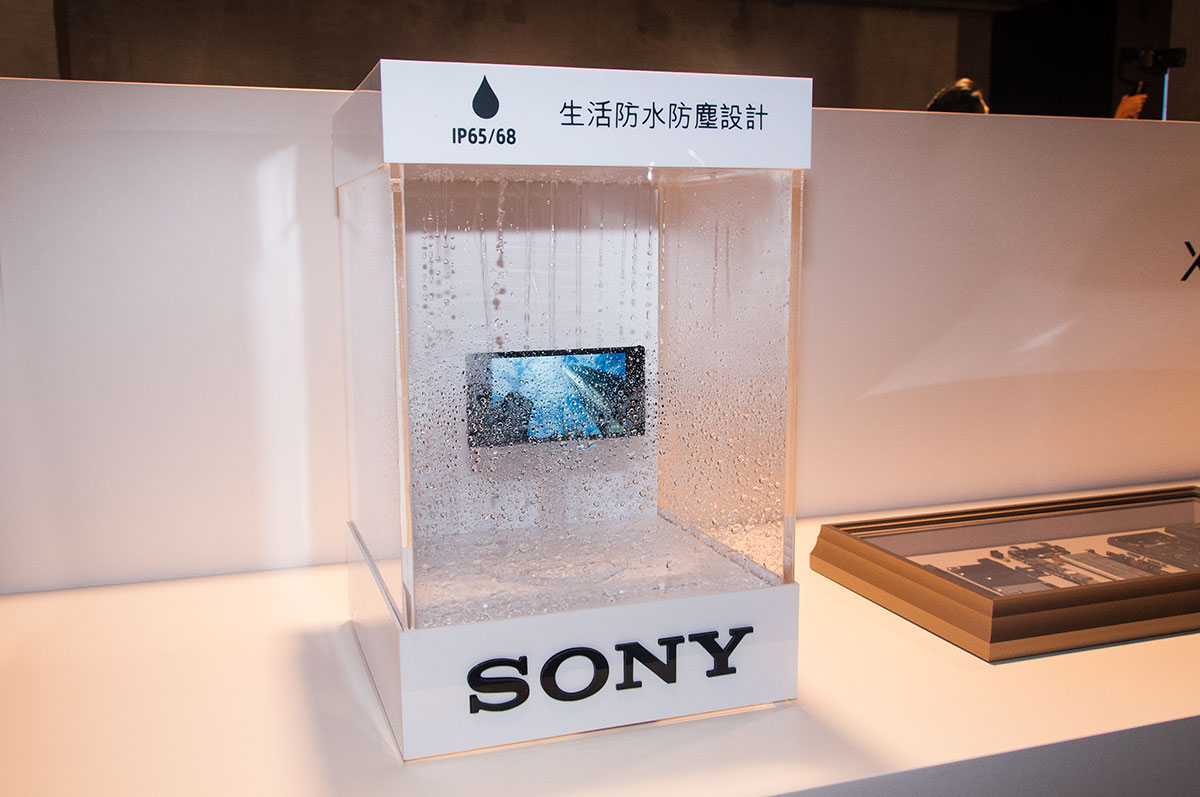Sony 最新旗艦手機 Xperia XZ1 正式開售，整合了 Sony BRAVIA TV 技術，配備 5.2 吋 HDR 屏幕。它繼續保留了 Motion Eye 相機系統，支援全新自動追焦連拍功能，以及創新的 3D 掃描技術。