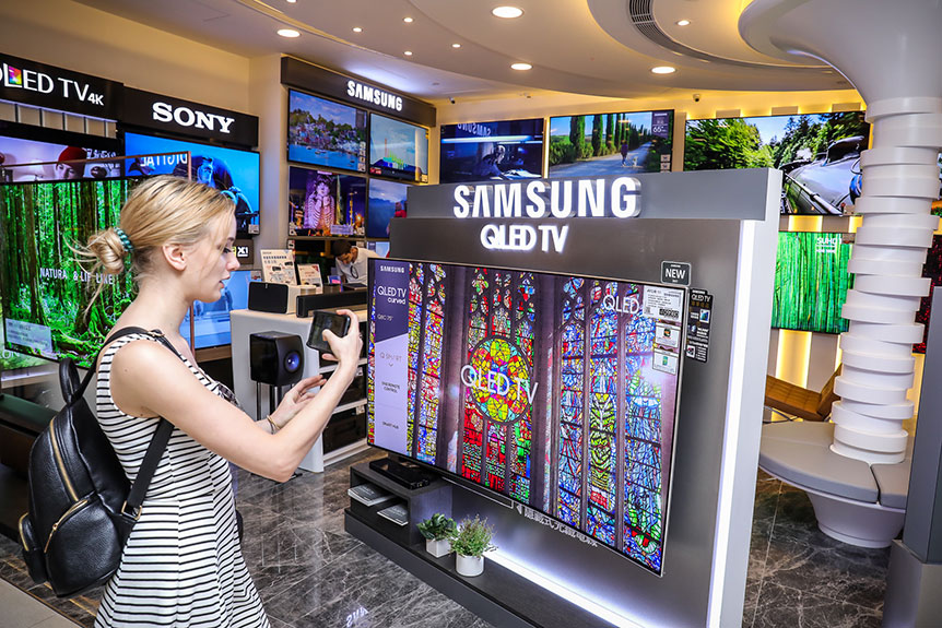 AV Life 在中環國際金融中心（IFC）的分店早前大裝修，剛剛就正式重新開業。新裝之後的店面擁有一幅過百呎的「電視牆」，行入去睇真係超震撼。而且仲擁有全港最齊全的大尺寸電視，包括成 100 吋的 Sony Z9D，想試吓大電視真係首選。其他仲有 LG、Sony 最新的 OLED 電視系列、Samsung QLED 系列等，上去拍攝當日好多途人行過都忍唔住要停低一睇再睇。