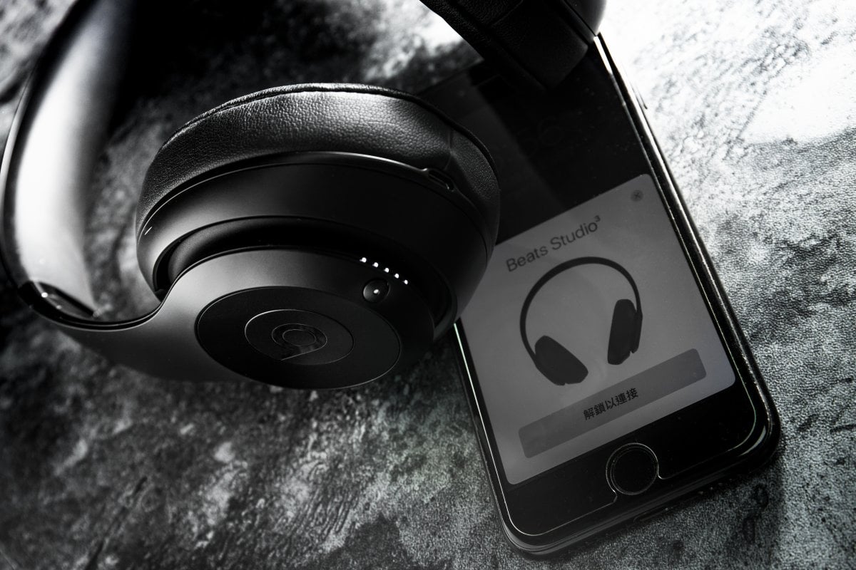 Beats by Dr. Dre 耳機品牌（簡稱：Beats）已有一段時間沒有推出頭戴式耳機，最近旗下 Studio 系列進行更新，新推出的 Studio 3 Wireless 機能全面升級，搭載 Apple W1 晶片，以及獨有完全自適應降噪（Pure ANC）功能，能夠自動分辨環境聲音，降噪效果比上代更靜、更自然。