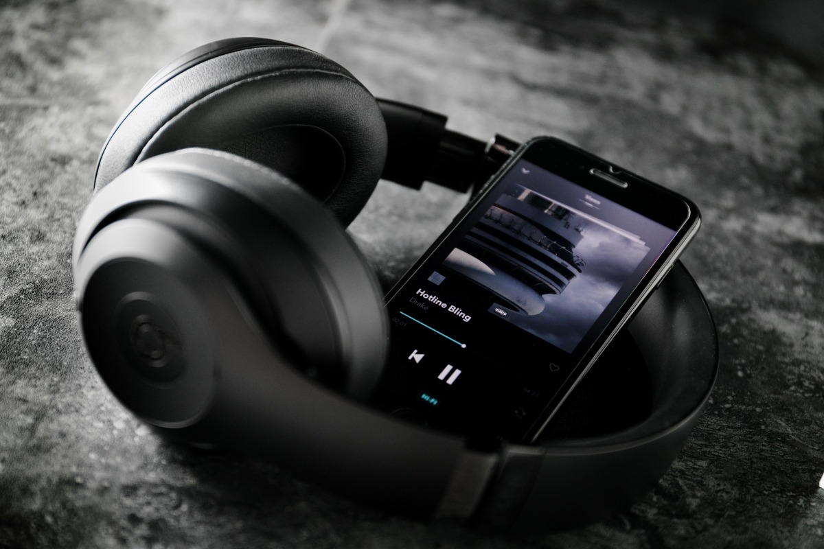 Beats by Dr. Dre 耳機品牌（簡稱：Beats）已有一段時間沒有推出頭戴式耳機，最近旗下 Studio 系列進行更新，新推出的 Studio 3 Wireless 機能全面升級，搭載 Apple W1 晶片，以及獨有完全自適應降噪（Pure ANC）功能，能夠自動分辨環境聲音，降噪效果比上代更靜、更自然。
