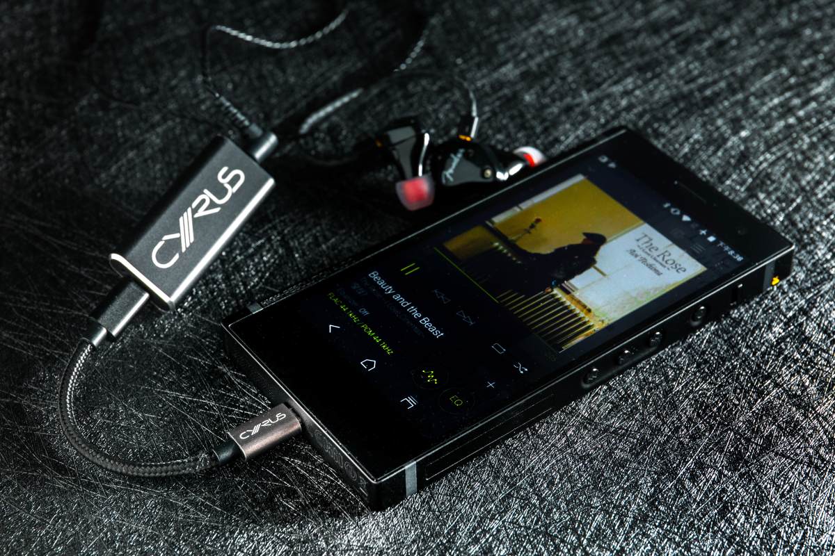 擁有超過 30 年歷史的英國品牌 Cyrus Audio，以出品體積纖巧的高級音響產品而聞名。最近首次開發便攜式解碼連耳擴，名為 soundKey，機身又細又輕，淨重 19g，只要配合 OTG 轉接線即可使用，讓手機聽歌的音質變得更好。當然亦可接駁 notebook 使用，聲音同樣更上層樓。這款產品只需一千多元，可謂玩得輕鬆有靚聲！