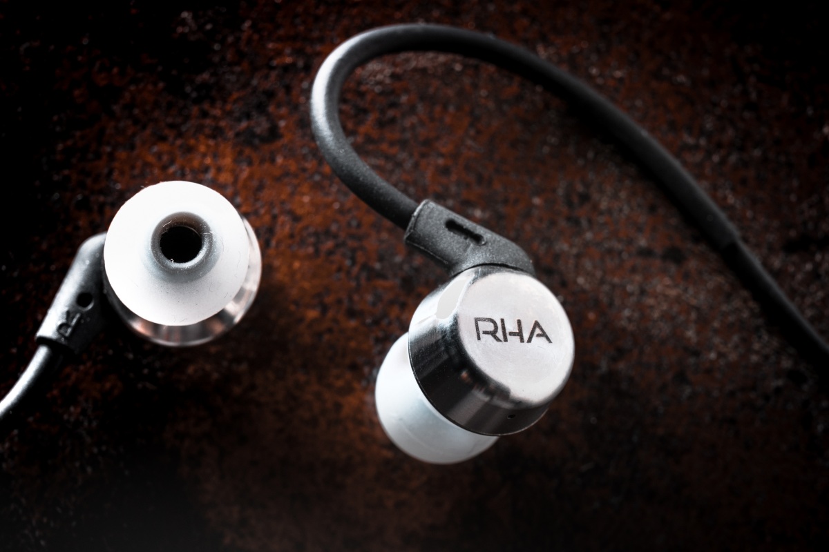 早前英國耳機品牌 RHA 推出首款藍牙耳機 MA650 Wireless，在市場上獲得不錯的評價。最近再接再厲加推 MA750 Wireless，同樣是掛頸式設計，驟眼看會覺得分別不大，但睇真，才發現改用了繞耳式戴法，所採用的動圈單元亦有所不同。




延伸閱讀：【評測】RHA MA650 Wireless：掛頸輕到無感覺



