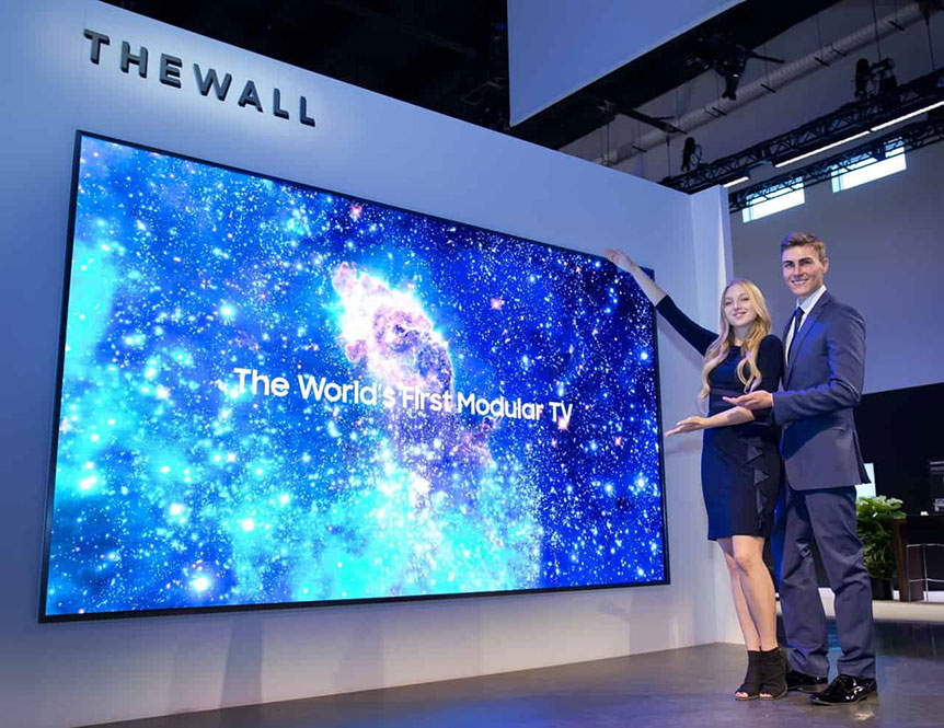 Samsung 今年繼續改進 QLED 技術，在 CES 會場上展出了首部 8K 解像度的 QLED 電視，而且新機將會支援 AI 以及 Bixby 聲控操作。同場還有 146 吋的超巨型電視「The Wall」，特大的尺寸真係同一幅牆一樣。