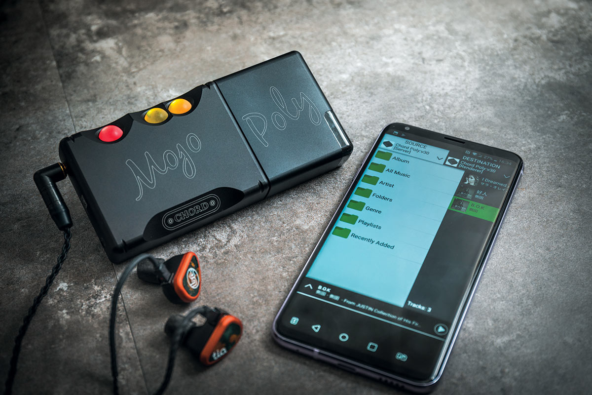 繼 Hugo 2 面世之後，英國音響品牌 Chord Electronics 趁勝追擊再推出一款 Poly，是便攜解碼耳擴 Mojo 的升級模組。簡單一插後，立即變身成 DAP，以及設置無線網絡功能。Poly 沒有屏幕，沒有實體按鍵，主要以手機 App 作操控，確實是一件很有創意的流動音響產品。