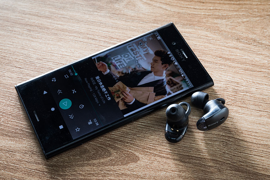 近一兩年開始興起「真無線」藍牙耳機，左右兩邊耳塞獨立分離，可以戴得更輕便舒適。WF-1000X 就是 Sony首款真無線耳機系列，除了 Sony 一貫時尚的外形設計之外，最特別之處是在這樣小巧的耳機上配置了主動式降噪功能，配合手機 App 更加可以自動辨識用家身處的環境，再自行調節降噪效果，極之方便。